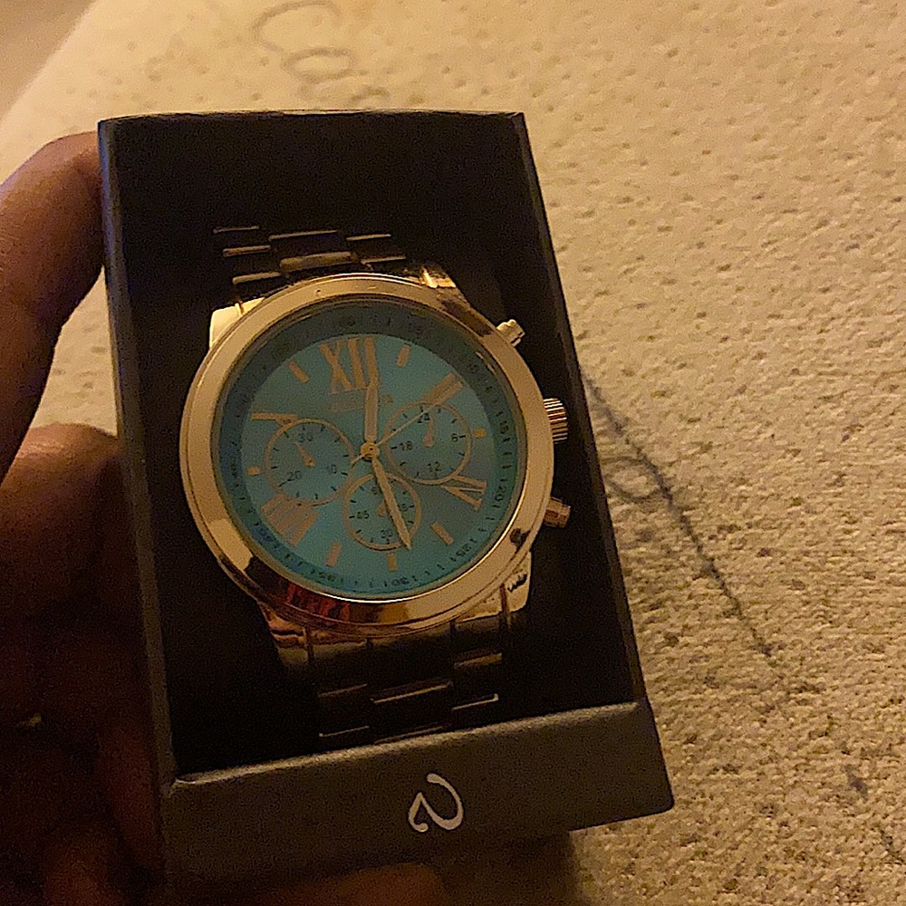 Selling a Gold Valletta Watch.Only needs a battery